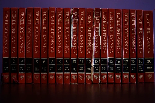 Ve işte o meşhur, Temel Britannica'lar, Meydan Larousse'lar...