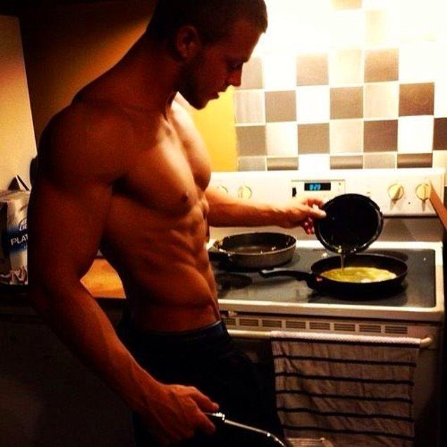 Аппетитная русская блондинка трахается со своим парнем на кухне
