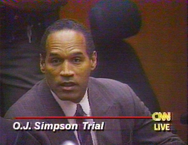 Bir rehineyle birlikte polisten kaçan Simpson’ın bu kovalamacası Amerikan televizyonlarında milyonlar tarafından canlı olarak izlendi.