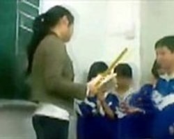 Çin'de İlkokulda Dayak Skandalı - Video