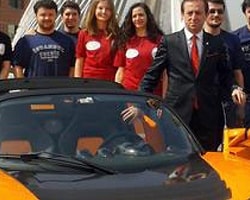 Elektrikli Otomobil tesliminde öğrenci protestosu