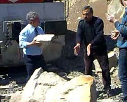 Raylara Düşen Kaya, Yolcuları Seferber Etti