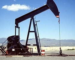 Köy Meydanından Petrol Çıktı!