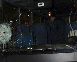 Korsan Göstericiler Otobüs Taşladı