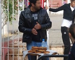 Simitçi Polis Tacizciyi Okul Önünde Yakaladı