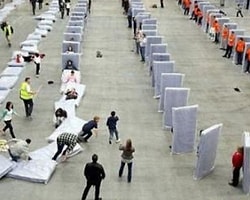 İnsan dominosu rekorunu 850 kişiyle kırdılar