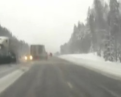 TIR, jipi böyle parçaladı!