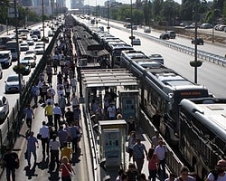 Metrobüs Yolunda Kaza Seferler Durdu