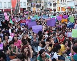 Kadınlar Kürtaj Hakkı İçin Sokaklara Çıktı
