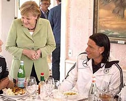 Merkel'den Mesut'a: Senin Hayranınım