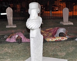 Güreşleri İzlemek İçin Mezarlıkta Yatıyorlar