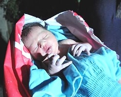 Şanlıurfa'da, Bir Evin Önüne Bırakılan Poşetten Bebek Çıktı