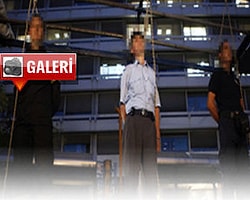 Polisler Kendini Şehrin Orta Yerinde...