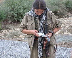 Kadın PKK'lı Kimlik Kontrolü Yapıyor