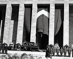Atatürk Hayata Gözlerini Yumdu