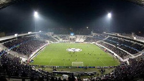 Türkçe dublajlı izleyen Vodafone Park’dır, altyazılı izleyen İnönü Stadyumu.