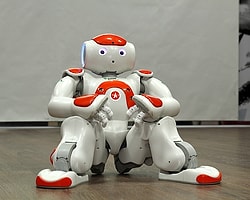 Üniversite Öğrencileri Nao Robot'a Gangam Style Dansı Yaptırdı