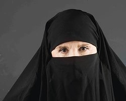 Nazlı Ilıcak Çarşaf Giydi