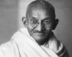 Hindistan'da Mahatma Gandhi Tutuklandı