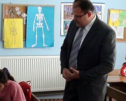 Maaşıyla Okuluna Kalorifer Tesisatı Kurdurdu