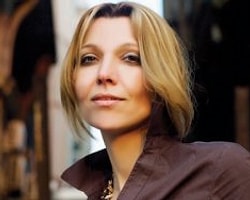 Elif Şafak'tan Kürtçe-Türkçe-İngilizce Barış Tweet'i