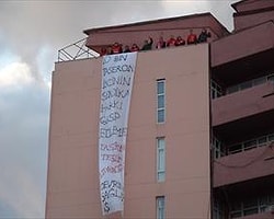 Sağlık Çalışanları Hastane Çatısına Çıktı