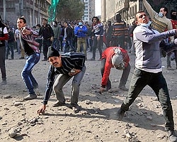 Tahrir'de Polisle Göstericiler Çatıştı
