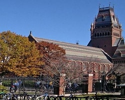 Harvard, Okulun Duvarına Ayet-i Kerime Astı