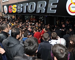 Bursa GS Store'da Olay Çıktı! Biber Gazı Sıkıldı