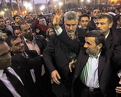 Ahmedinejad'a Ayakkabılı Saldırı