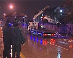 Kaydı... Yoldan Çıktı... Otobüs Durağını Paramparça Etti
