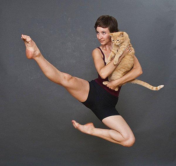 23. Yüzme kıyafetiyle bale yaptığını sanarak uçan tekme atan karateci olmayan kadının elinde bulunan kedi