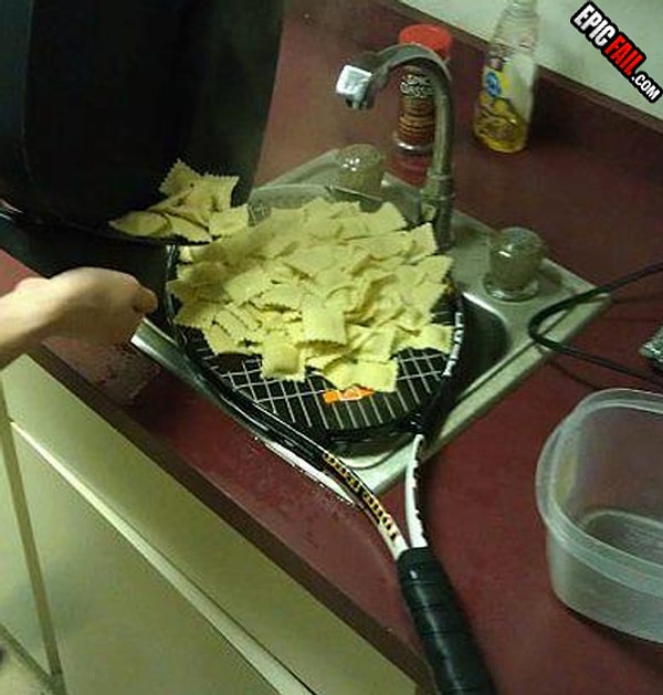 12. Этот повар решил, что теннисная ракетка может служить дуршлаком.