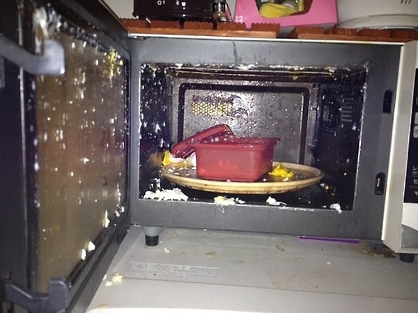 18. Попытка приготовить яйца в микроволновке.
