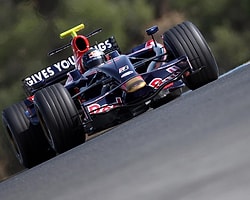 Vettel Ayağını Gazdan Çekmiyor