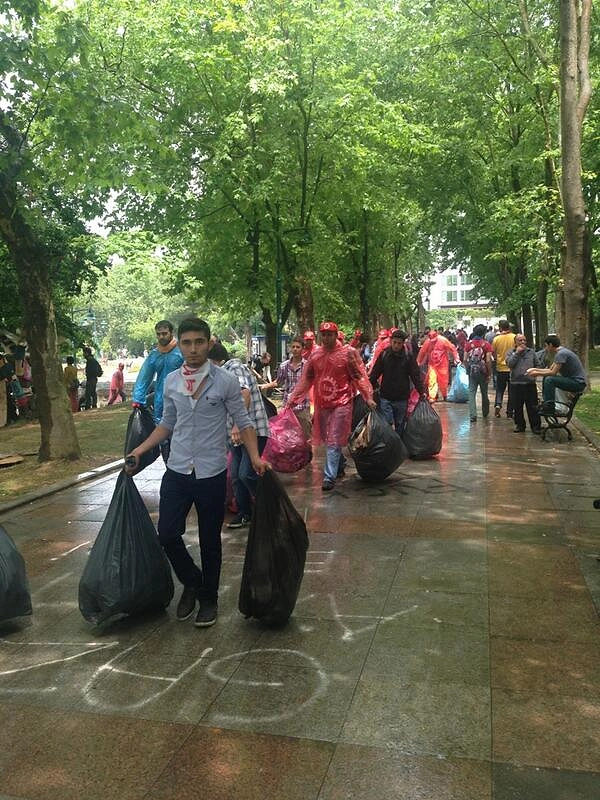 Gezi Parkı Eylemlerinden Gülümsetecek ve Yüreğinizi Isıtacak Fotoğraflar