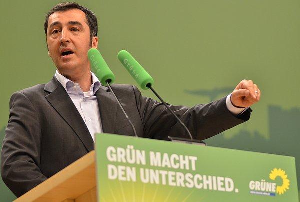 2. Almanya'da Yeşiller Partisi'nin eşbaşkanlığını yapan Cem Özdemir, resmi görevindeki uçuşlarından biriken mil puanlarını özel uçuşu için kullanması