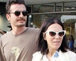 Hülya Bu Ülkenin Sanatçısı Değil Mi?