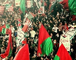 Karşıyaka Tribünlerinden Direniş Sloganları Yükseldi
