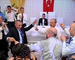 Komutanlar Gazi Düğününde Göbek Attı