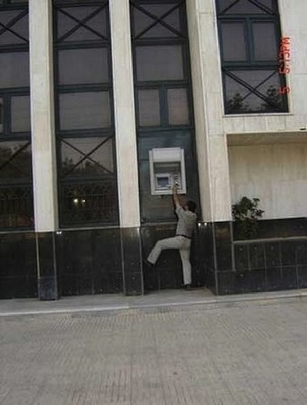 12. Строители, которые встроили банкомат слишком высоко.