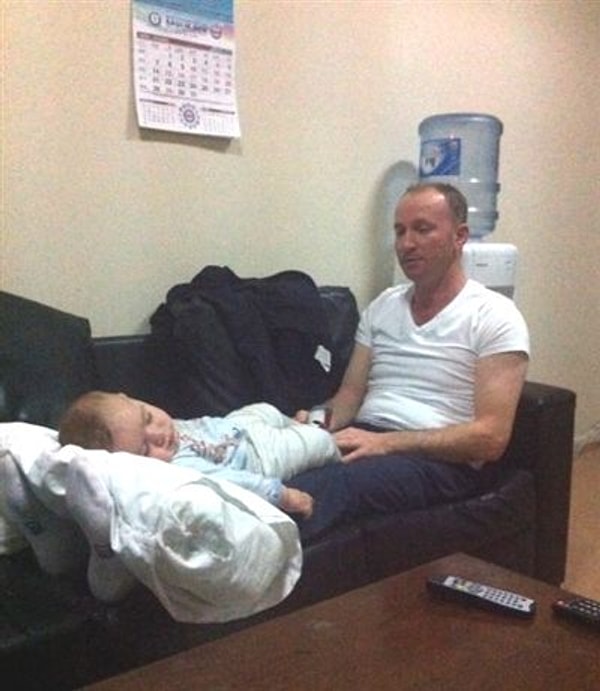 14. Сотрудник больницы, который накормил и усыпил на ногах маленького мальчика, чьи родители попали в аварию