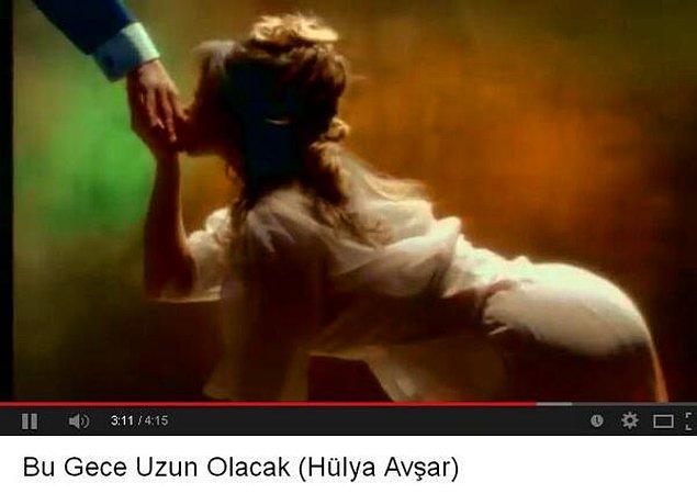 3. 21 Aralık gecesi erkeğinin elini öpen Hülya Avşar