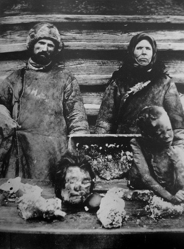 12. 1921 yılındaki kıtlık sırasında insan yiyen rus köylüler