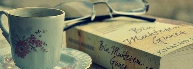 9. Yağmur yağarken pencere kenarında kahve içerek kitap okumaya bayılırlar. Çünkü Tumblr girl olmak bunu gerektirir.