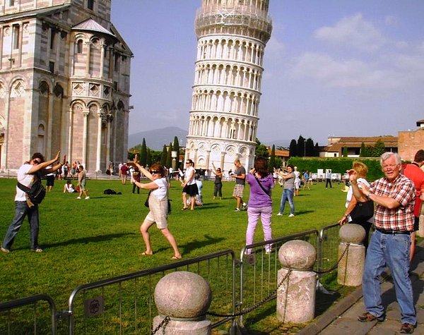 28. Pisa Kulesi ile fotoğraf çekilmek isteyen turistler