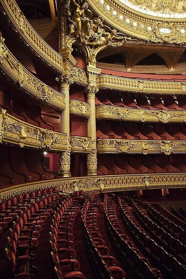 16. Tiyatroya yada konsere gittiğinde koltukları sayıp organizasyon sahibinin ne kadar kazandığını hesaplamak.