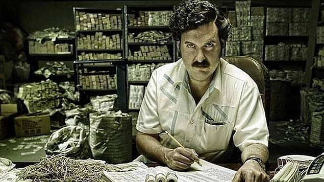 Pablo Escobar'ın uyuşturucu karteli o kadar büyüktü ki, her yıl 2500 dolarlık paket lastiği alınırdı.. Paraları tutmak için