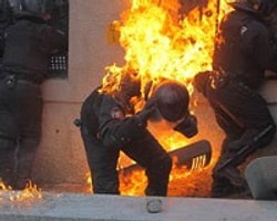 Ukrayna Polisi Alevler İçinde