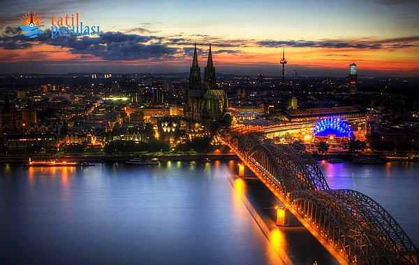 9. Köln’de görülmesi gereken yerler oldukça fazla,istemediğiniz kadar müze,kilise ve tarihi mekan var; Köln Dom Katedrali, Doğu Asya Sanat Müzesi, Wallraf Richardz Müzesi, Romen Cermen Müzesi sadece bir kaçı…